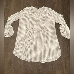 AERIE WHITE WITH BLUE DESIGN OPEN QUARTER SLEEVE TOP - Size Large SKU:291